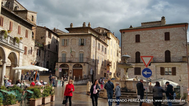 Photo: Piazza del Comune, Asis, Italia. ©Fernando Pérez Medina: photoonline.es - 3wpc.es - advertisingonline.es Piazza del Comune, Asis, Italia 640w