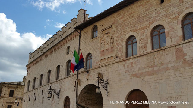 Piazza del Comune, Asis, Italia 640w