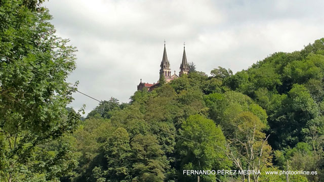 Santuario De Covadonga, Covadonga, Asturias, España 640w