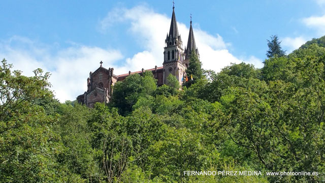 Santuario De Covadonga, Covadonga, Asturias, España 640w