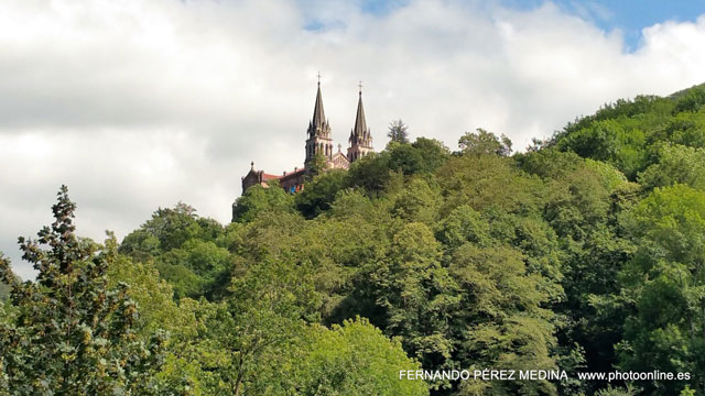 Santuario De Covadonga, Covadonga, Asturias, España 640w