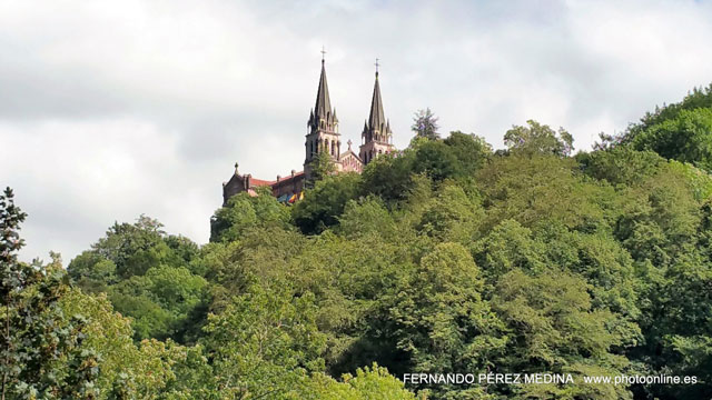 Santuario De Covadonga, Covadonga, Asturias, España 640w