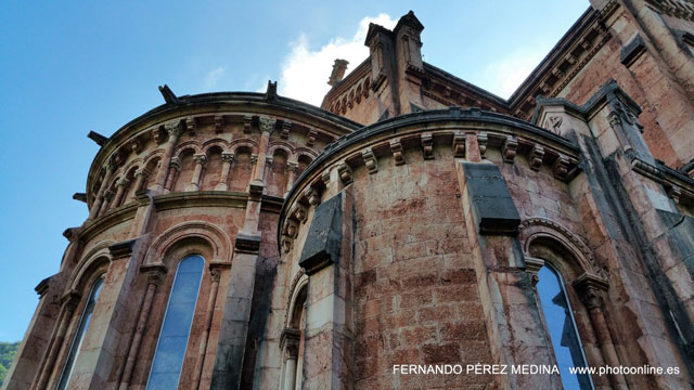 Santuario De Covadonga, Covadonga, Asturias, España 640w