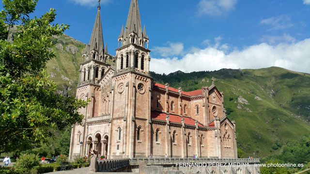 Santuario De Covadonga, Covadonga, Asturias, España 640w
