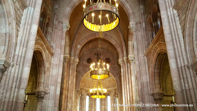 Santuario De Covadonga, Covadonga, Asturias, España 640w