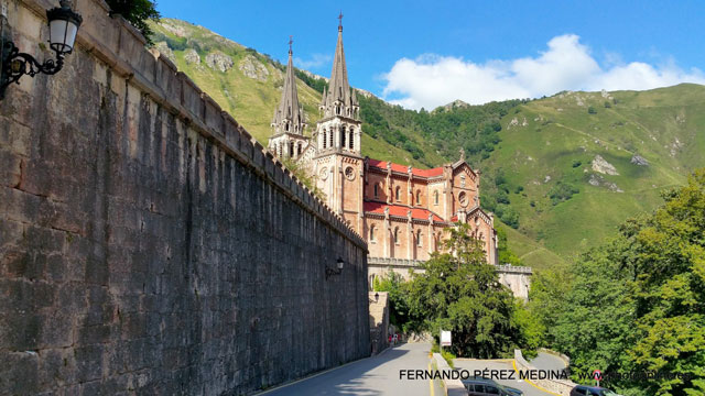 Santuario De Covadonga, Covadonga, Asturias, España 640w