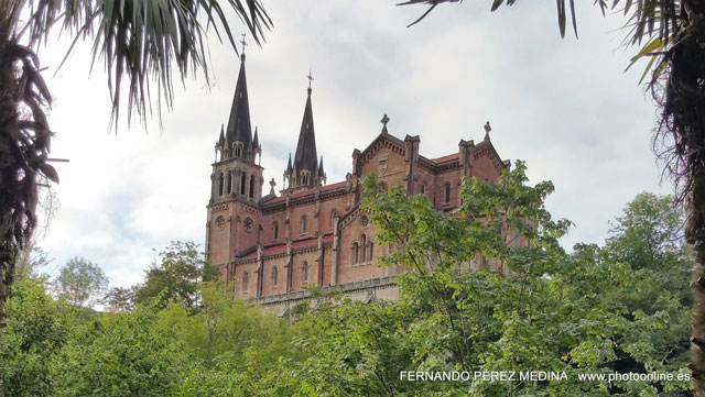 Santuario De Covadonga, Covadonga, Asturias, España 640w