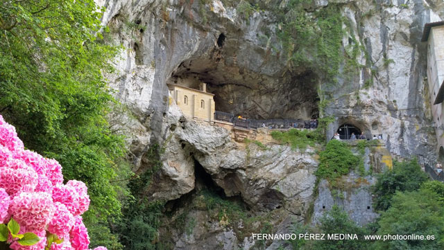 Santuario De Covadonga, Covadonga, Asturias, España 640w