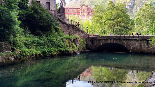 Santuario De Covadonga, Covadonga, Asturias, España 640w