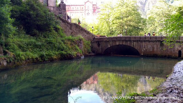 Santuario De Covadonga, Covadonga, Asturias, España 640w