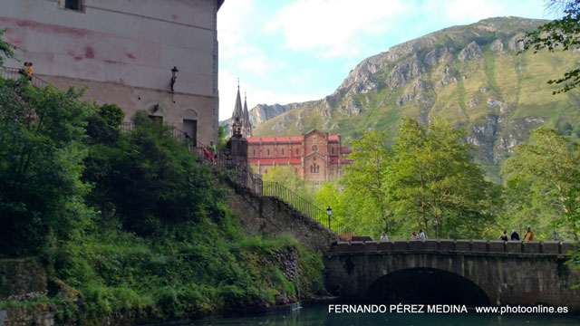 Santuario De Covadonga, Covadonga, Asturias, España 640w
