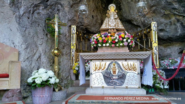 Santuario De Covadonga, Covadonga, Asturias, España 640w