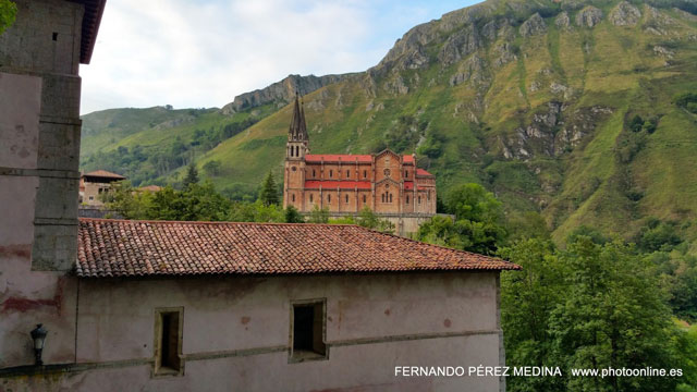 Santuario De Covadonga, Covadonga, Asturias, España 640w
