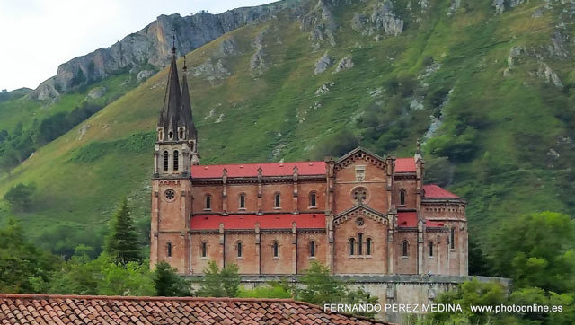 Santuario De Covadonga, Covadonga, Asturias, España 640w