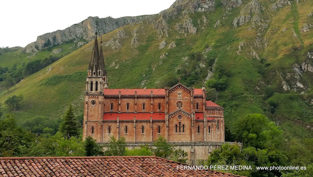 Santuario De Covadonga, Covadonga, Asturias, España 640w