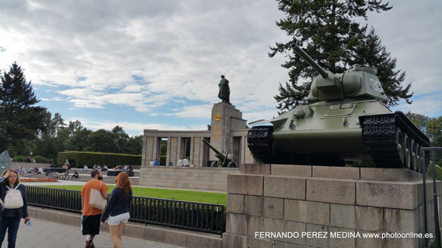 Denkmal für die Sowjetischen Soldaten, Straße des 17. Juni, Berlín, Alemania 640w