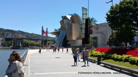 Museo Guggenheim Bilbao, Avenida Abandoibarra, Bilbao, España